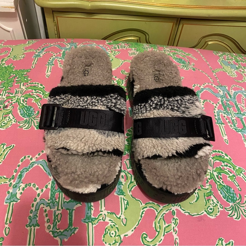 UGG fluffita black and gray Sherpa platform slides size 10 - Picture 2 of 6